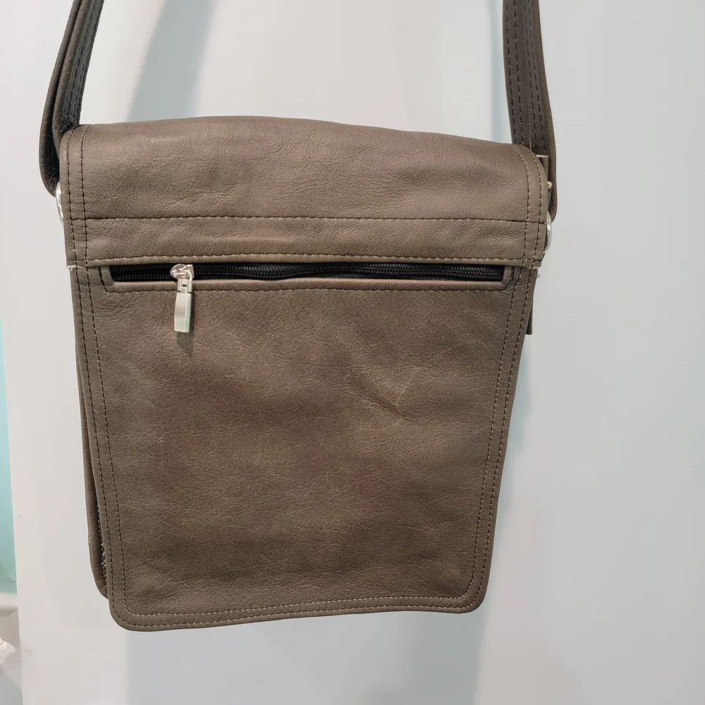 Elegant Tan Leather Men's Messenger Bag